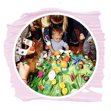 Малыш собирает грибочки на спектакле