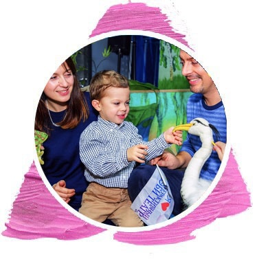 Малыш кормит цаплю на спектакле