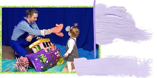 Самые маленькие играют на спектакле