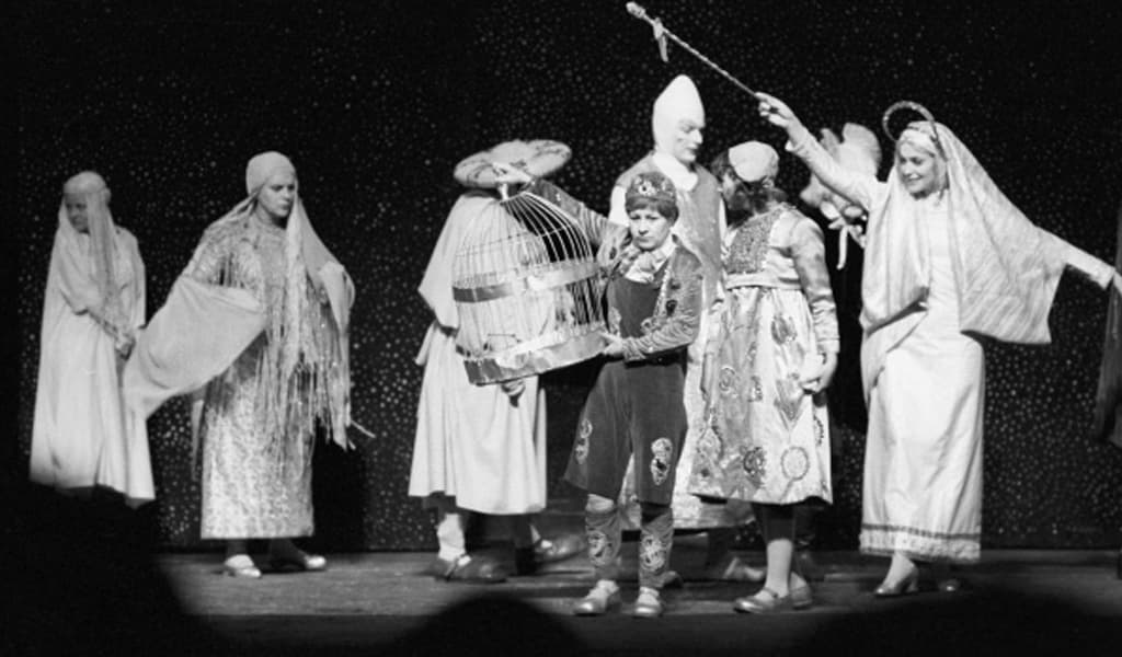 Сцена из детского спектакля «Синяя птица» Сцена из детского спектакля «Синяя птица»